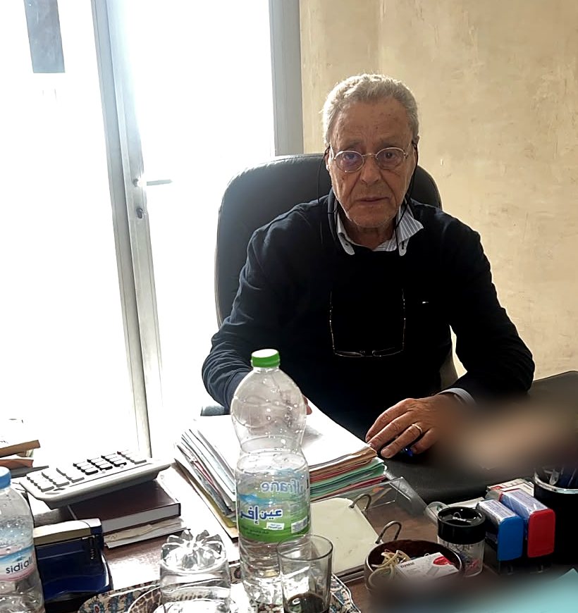 الأستاذ محمد حسين التدلاوي في مكتبه